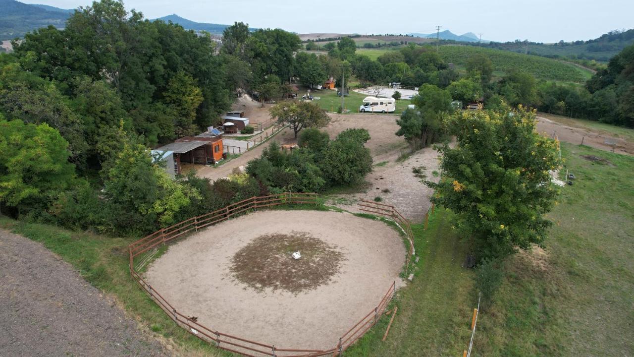Trebivlice Cozy Wood Hut On The Farm 빌라 외부 사진