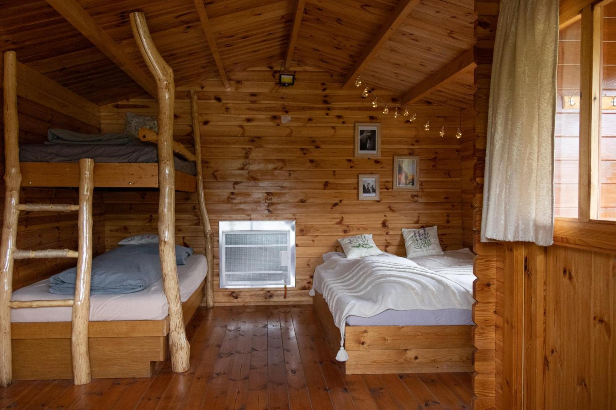 Trebivlice Cozy Wood Hut On The Farm 빌라 외부 사진
