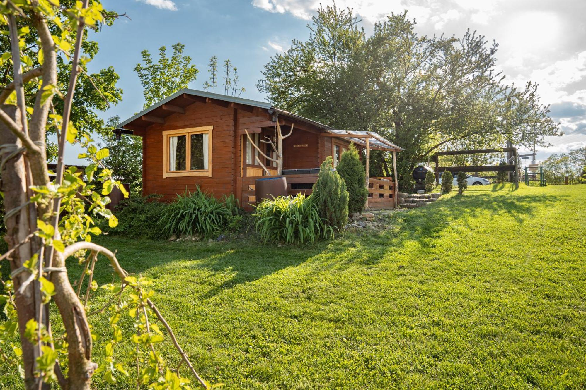 Trebivlice Cozy Wood Hut On The Farm 빌라 외부 사진